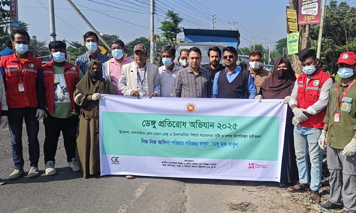 বাগেরহাটে ডেঙ্গু ও অন্যান্য মশাবাহিত রোগ প্রতিরোধে ডেঙ্গু প্রতিরোধ অভিযান। ছবি- রূপালী বাংলাদেশ
