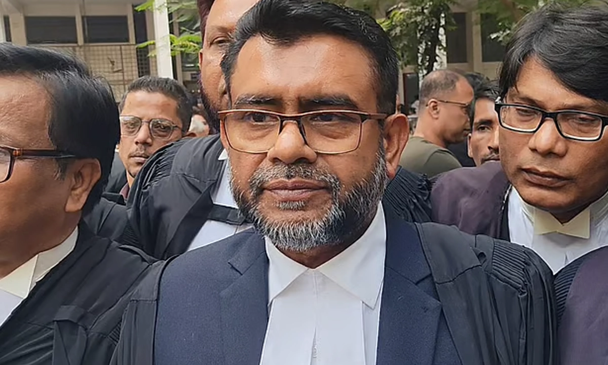 সাংবাদিকদের সঙ্গে কথা বলছেন দুদকের আইনজীবী মঈনুল হাসান।  ছবি - সংগৃহীত