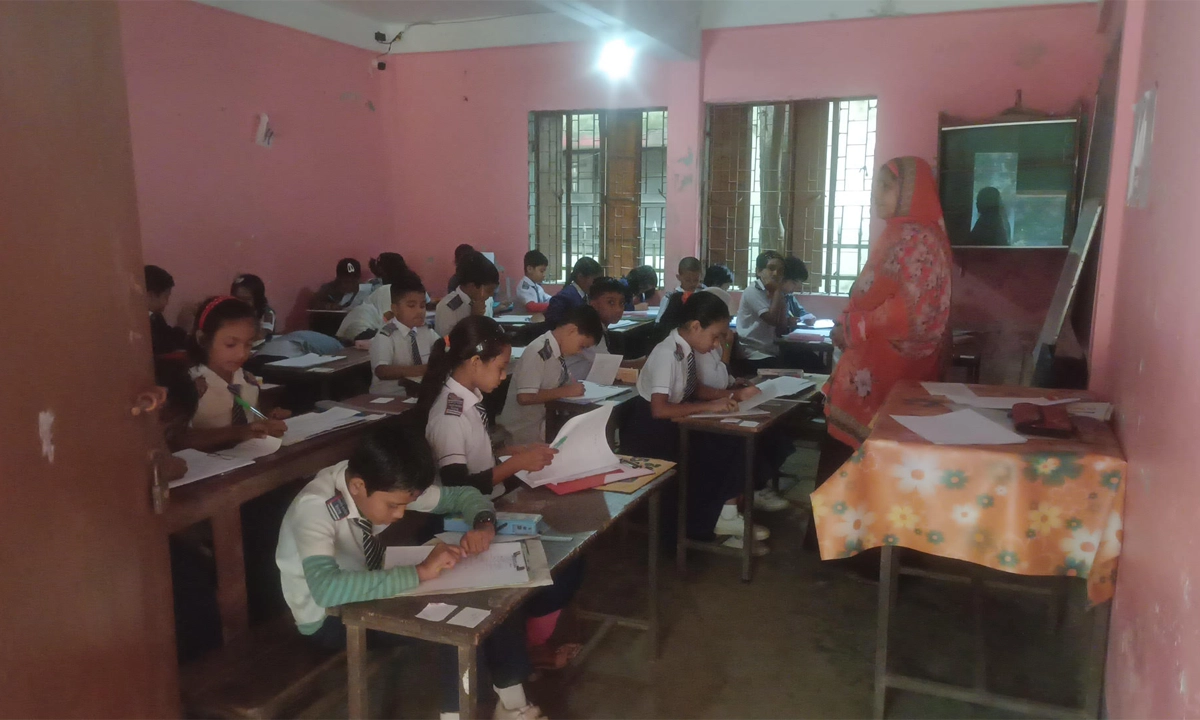 পরীক্ষায় হলের দায়িত্বে অভিভাবকরা। ছবি-রূপালী বাংলাদেশ