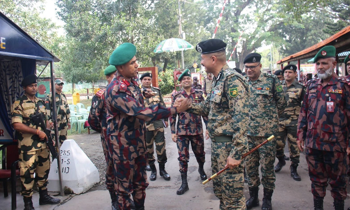 বিজিবি–বিএসএফের মধ্যে ব্যাটালিয়ন পর্যায়ের সৌজন্য সাক্ষাৎ ও দ্বিপাক্ষিক বৈঠক অনুষ্ঠিত হয়। ছবি-রূপালী বাংলাদেশ