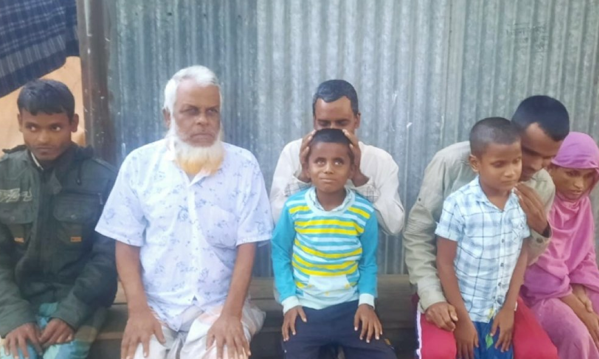 দৃষ্টিপ্রতিবন্ধী হেলাল মিয়ার পরিবার। ছবি - সংগৃহীত