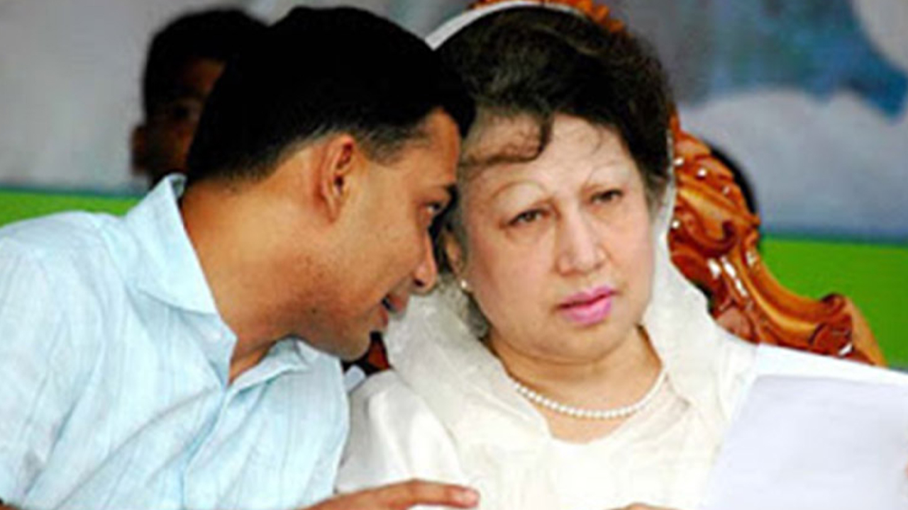 মায়ের সঙ্গে তারেক রহমান। ছবি - সংগৃহীত