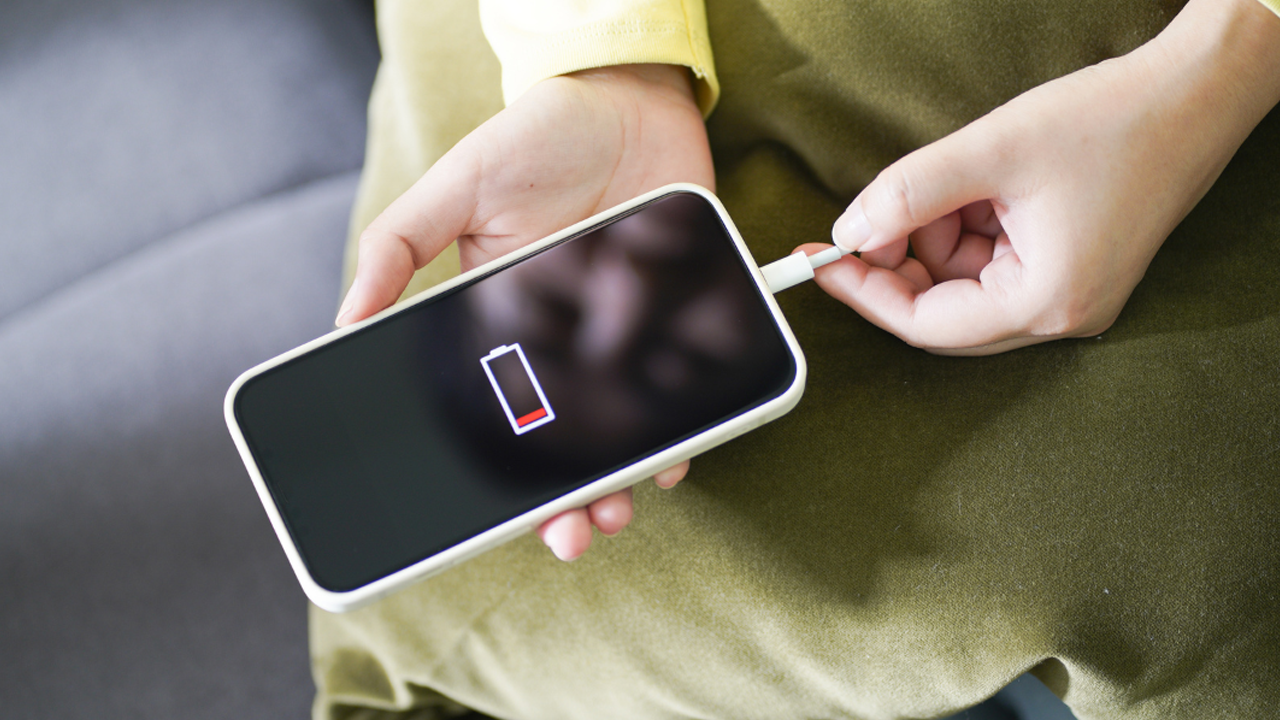 ফোনে চার্জ । ছবি - সংগৃহীত