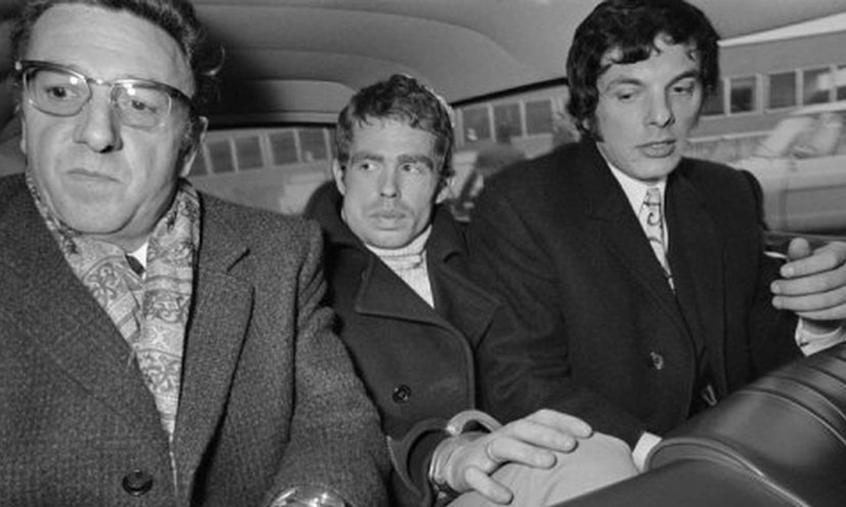 ফরাসি পুলিশের হাতে আটকের পর জ্যঁ ক্যুয়ে। ছবি - সংগৃহীত