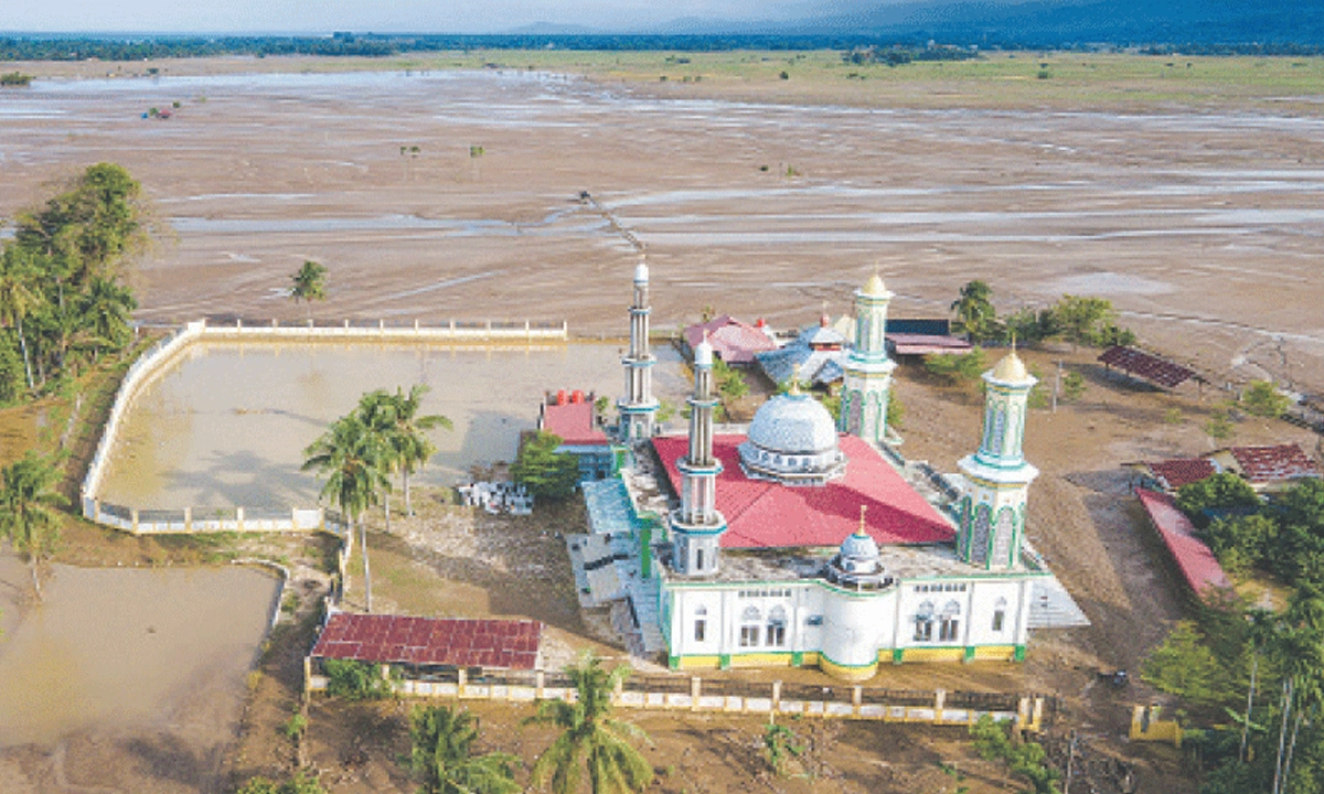 ইন্দোনেশিয়ার জায়া জেলায় আকস্মিক বন্যায় ধানক্ষেতের পাশে থাকা একটি মসজিদ ডুবে যায়। ছবি - সংগৃহীত