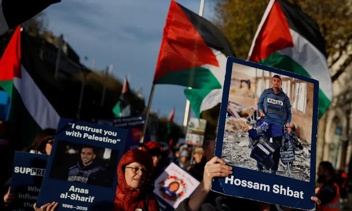 এক মিছিলে ফিলিস্তিনিদের সমর্থনে বিক্ষোভকারীরা গাজার নিহত সাংবাদিদের প্ল্যাকার্ড ধরে আছেন। ছবি - সংগৃহীত