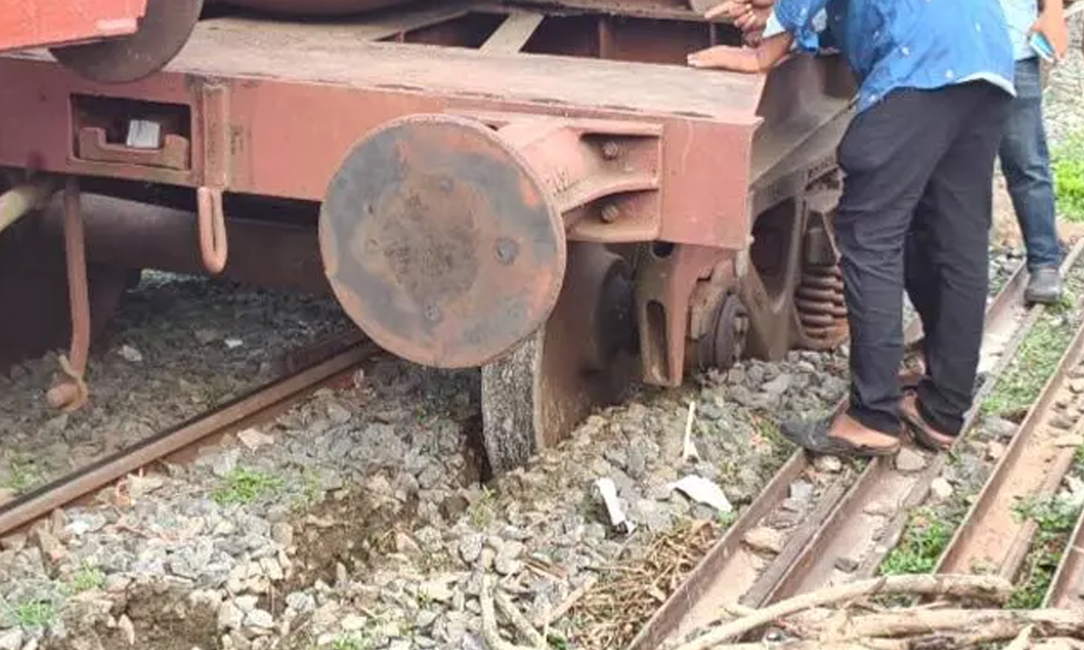 মালবাহী ট্রেনের বগি লাইনচ্যুত। ছবি : সংগৃহীত