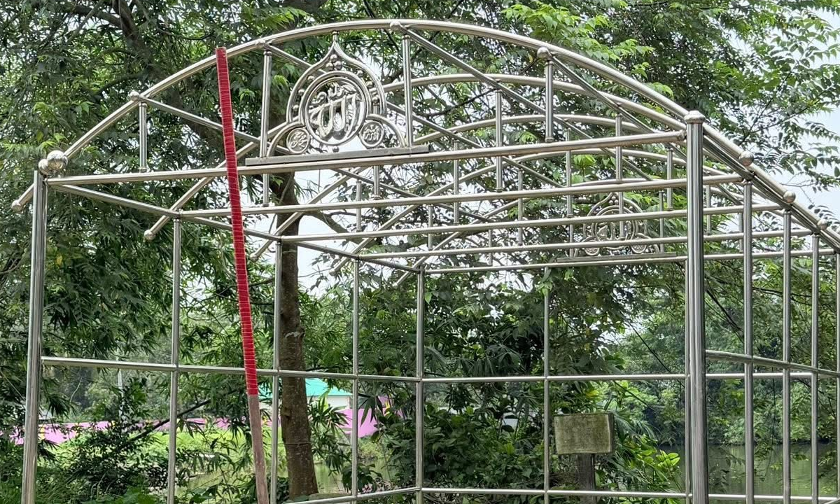 কবর খুঁড়তে গিয়ে বিদ্যুৎস্পৃষ্টে  ২ জনের মৃত্যু