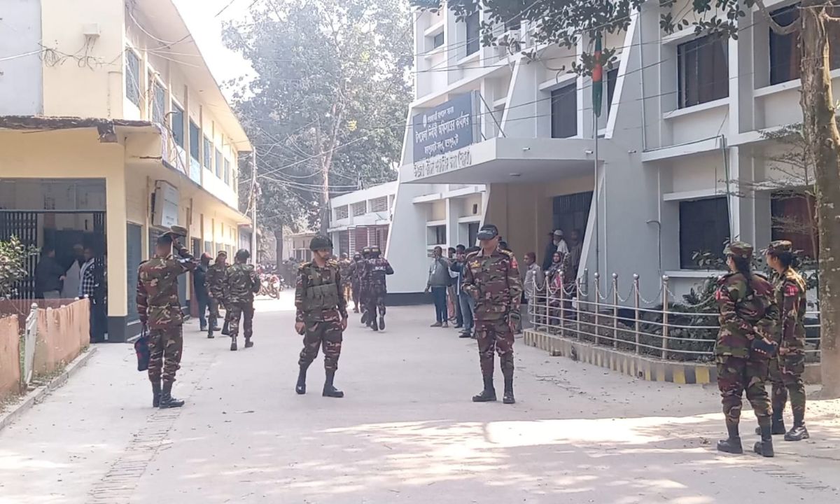 জয়পুরহাটে যৌথবাহিনীর নিরাপত্তা মহড়া। ছবি : রূপালী বাংলাদেশ