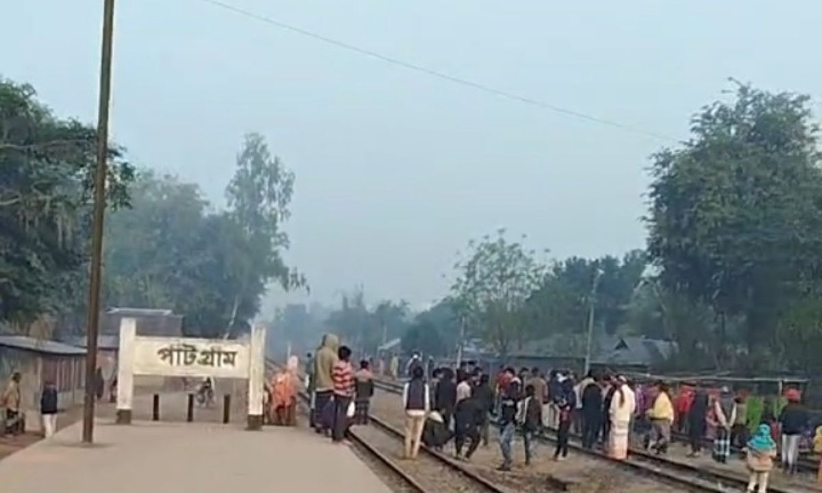 ঘটনাস্থলে স্থানীয়দের ভিড়। ছবি : রূপালী বাংলাদেশ