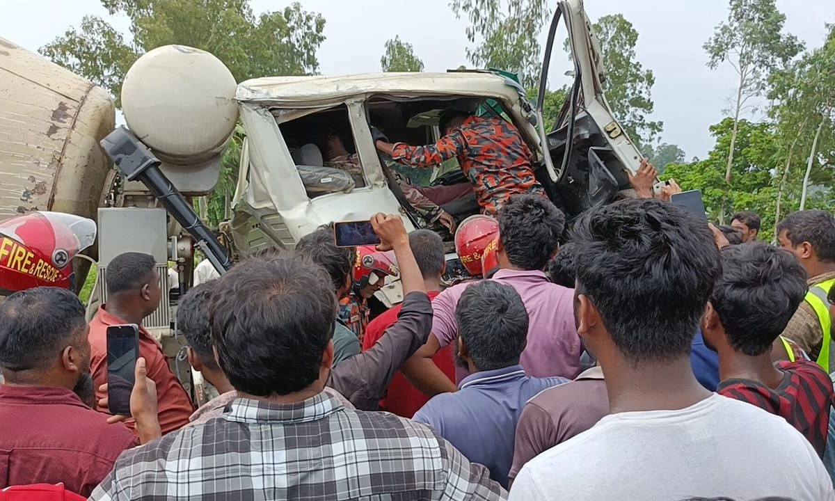 দুর্ঘটনাস্থলে উদ্ধার কাজে ফায়ার সার্ভিসের কর্মীরা এবং স্থনীয় জনতার ভীড় করছেন। ছবি- রূপালী বাংলাদেশ