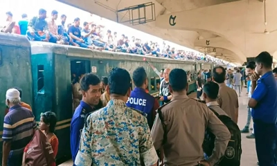 নাড়ির টানে কমলাপুরে ঘরমুখো মানুষের ঢল