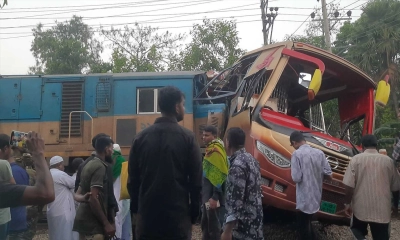 কুমিল্লায় ট্রেনের ধাক্কায় নারী-শিশুসহ নিহত ১২