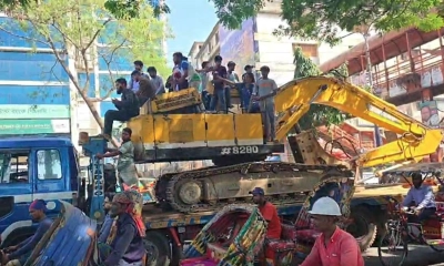 ধানমন্ডি ৩২ নম্বরে নেওয়া হচ্ছে বুলডোজার