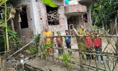 কাঁটার বেড়ায় অবরুদ্ধ দিনমজুর পরিবার