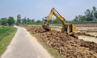 অনুমতি ছাড়াই ফসলি জমিতে পুকুর খনন, স্থানীয়দের মাঝে ক্ষোভ