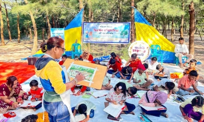 নদীপথে রংতুলি উৎসবে ছবি আঁকল শিশুরা 