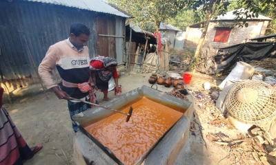 কুষ্টিয়ায় খেজুরের রস থেকে গুড় তৈরিতে ব্যস্ত গাছিরা