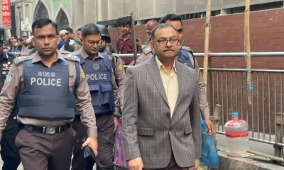 প্রথম আলোর ক্ষতিগ্রস্ত ভবন পরিদর্শন করেছেন ডিএমপি কমিশনার