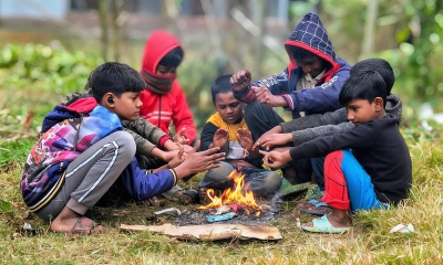 শীতে কাবু সদরপুর: খড়কুটো জ্বালিয়ে উষ্ণতা খুঁজছে শিশুরা