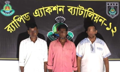 কষ্টিপাথরের তৈরি শিবলিঙ্গসহ ৩ পাচারকারীকে গ্রেপ্তার করেছে র্যাব। ছবি- সংগৃহীত কষ্টিপাথরের তৈরি শিবলিঙ্গসহ ৩ পাচারকারীকে গ্রেপ্তার করেছে র্যাব। ছবি- সংগৃহীত