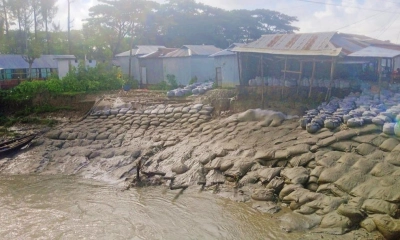 পুলিশ ফাঁড়ি ভেঙে খালে, হুমকিতে বাজার