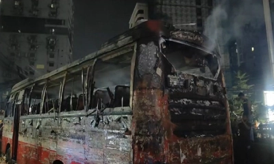 বাড্ডায় চলন্ত বাসে আগুন