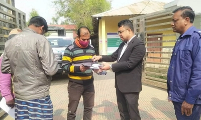 প্রকাশ্যে ধূমপান করায় জরিমানা