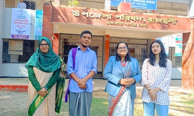 দুর্গম পাহাড়ি পথ পাড়ি দিয়ে টেবিল টেনিস তারকা খই খইয়ের বাসায় জেলা প্রশাসক