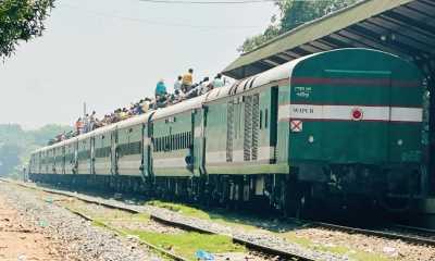 যাত্রীচাপে নাকাল রেল