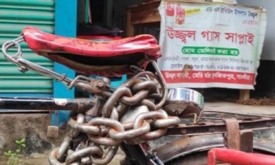 তিন হাজার টাকা দামের সাইকেলের চুরি ঠেকাতে চার হাজার টাকা দামের তালা। ছবি- রূপালী বাংলাদেশ