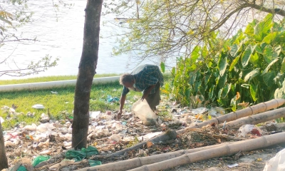 কুড়িয়ে পাওয়া প্লাস্টিকে সংসার চলে বাবর আলীর। ছবি- রূপালী বংলাদেশ 