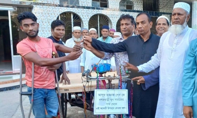 ট্রাকচাপায় পা হারানো আব্দুর রাজ্জাকের পাশে যুবসমাজ