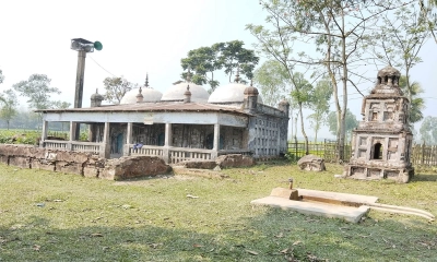 কালীগঞ্জে প্রাচীন ‘এক কাতার’ মসজিদে এখনো হয় নামাজ