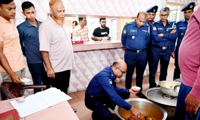 পুলিশের খাবার মানের খোঁজ নিলেন কুষ্টিয়ার এসপি 