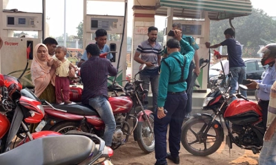 রাজশাহীতে পুলিশ পাহারায় তেল বিক্রি