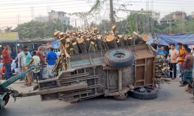খড়িবোঝাই ট্রলির সামনের চাকা ফেটে অটোরিকশা চালকের মৃত্যু