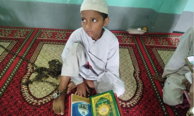 ‘অবাধ্য’ মাদ্রাসার শিক্ষার্থীকে পায়ে শিকল পরিয়ে পাঠদান!