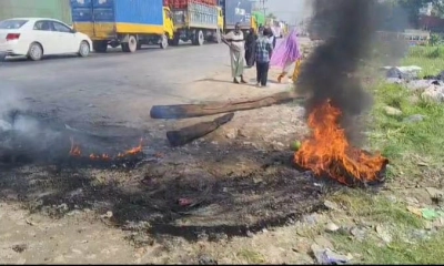 বকেয়া বেতনের দাবিতে ঢাকা-সিলেট মহাসড়ক অবরোধ