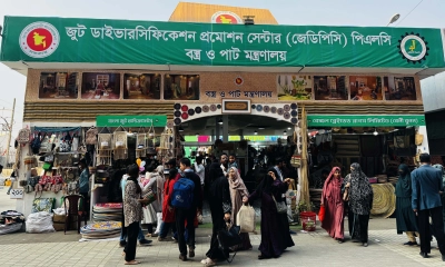 বাণিজ্য মেলায় দর্শনার্থীদের নজর পাটপণ্যে