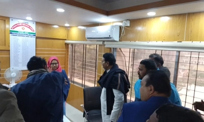 ইউএনওর বিরুদ্ধে বাথরুমে কালক্ষেপণের অভিযোগ, অপসারণ দাবি