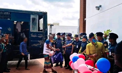 খুলনায় নতুন কারাগারে কয়েদিদের ফুল দিয়ে বরণ