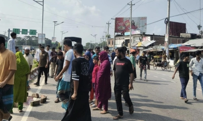 সড়ক দুর্ঘটনায় শিক্ষার্থীর মৃত্যুর প্রতিবাদে সড়ক অবরোধ। ছবি- রূপালী বাংলাদেশ