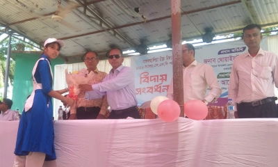 দুর্গম পাহাড়ে আলোর দিশা