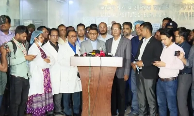 হালিশহর বিস্ফোরণে দগ্ধদের দেখতে জাতীয় বার্নে দুই মন্ত্রী