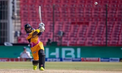 বড় জয়ে শীর্ষে পেশোয়ার জালমি