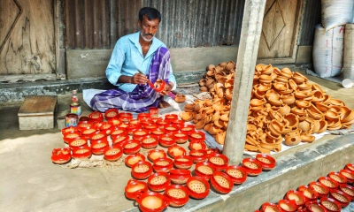 নববর্ষ উপলক্ষে মাটির খেলনা-তৈজসপত্র তৈরিতে ব্যস্ত ভাঙ্গুড়ার মৃৎশিল্পীরা