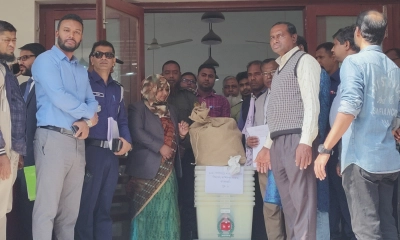 কেন্দ্রে কেন্দ্রে পৌঁছাচ্ছে ভোটগ্রহণ সামগ্রী, প্রস্তুত বাগেরহাট