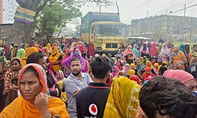 ফতুল্লায় বকেয়া বেতনের দাবিতে সড়ক অবরোধ, বিক্ষোভ