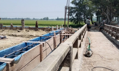 ব্রিজের মুখ বন্ধ করে পাকা বাড়ি নির্মাণের অভিযোগ